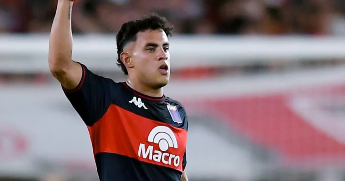 Ilustração editorial: estádio noturno com atacante em ação de camisa rubro-negra sem logos, olheiros e contrato — contratação em pauta