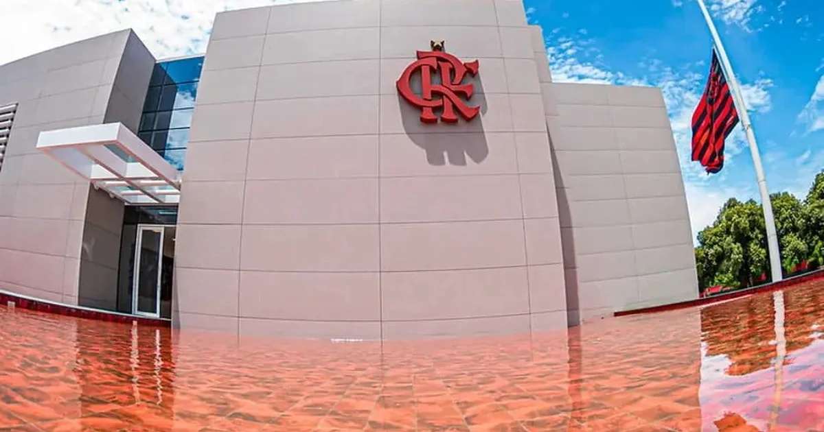 Ilustração editorial: estádio com torcida em vermelho e preto, bilhetes rasgados e balança da justiça — Flamengo absolvido, multa rejeitada.