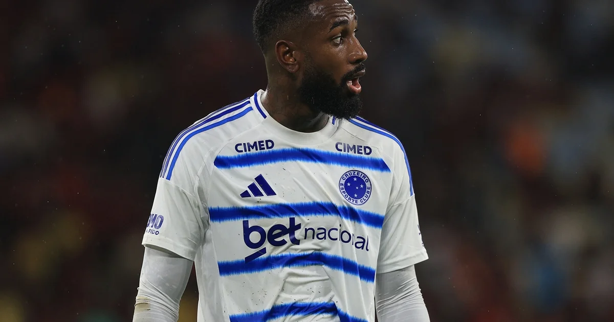 Oficial de justiça entrega documentos a jogador sem rosto em hotel, com o Maracanã ao fundo — tensão antes de jogo do Flamengo