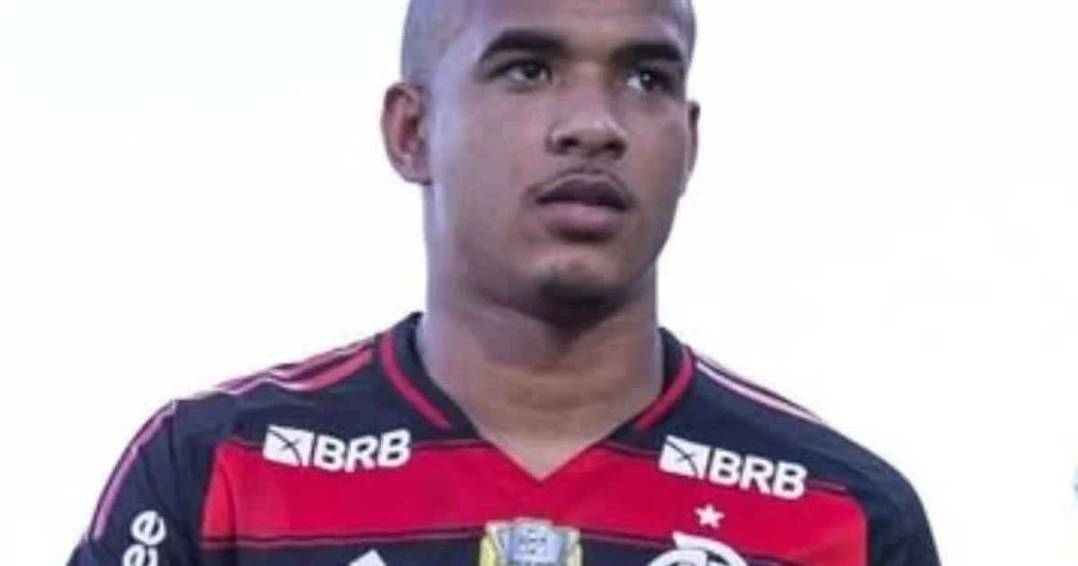 Ilustração editorial de um jovem zagueiro saindo de estádio vermelho-e-preto, torcida ao fundo e ícone “20%” simbolizando direitos econômicos.