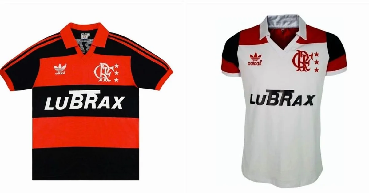 Ilustração editorial de camisa retrô rubro-negra (sem logotipos) com torcida e estádio ao fundo, atmosfera nostálgica e estratégica.