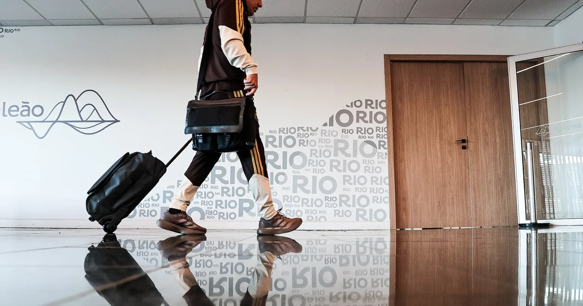 Delegação de futebol embarcando em avião charter, mapa com trajetos entre quatro estádios, destacando logística de viagens e concentração