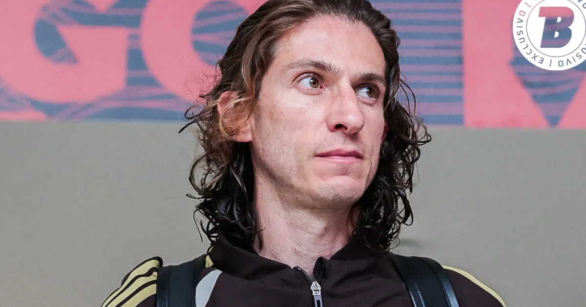 Ilustração editorial de estádio noturno, jogador do Flamengo de costas em cores rubro-negras, placar 'tempo extra', vice na Recopa e clima de pressão.