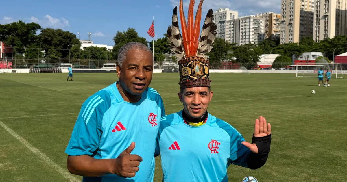 Ilustração editorial: amistoso na Gávea entre time vermelho-e-preto e Seleção Indígena, atmosfera cultural e ambiental.