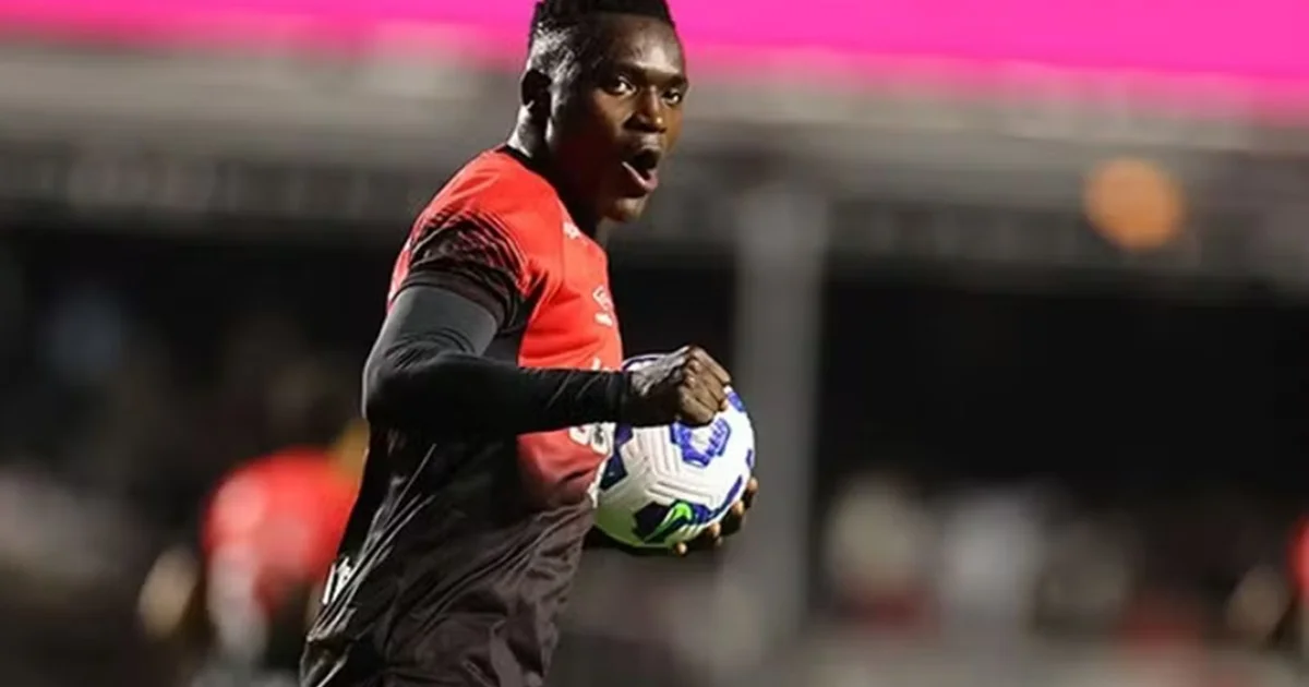Centroavante colombiano em ação no estádio, dirigentes observando e contratos; análise do Flamengo sobre Viveros.