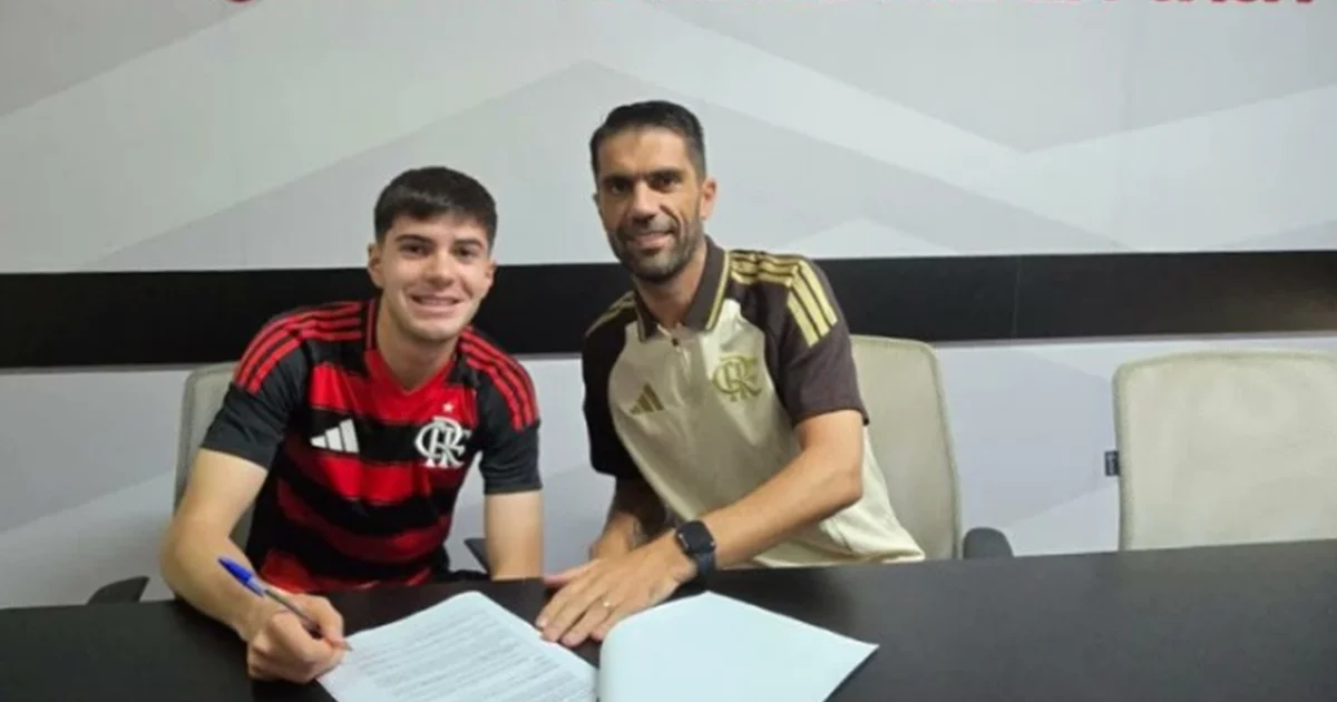 Ilustração editorial: jovem atacante mexicano entrando em estádio cheio, cores vermelho e preto, contrato de empréstimo simbólico.