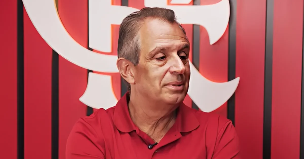 Ilustração editorial: estádio lotado, torcida em vermelho e preto, treinador em silhueta segurando contrato com R$36 mi, anúncio do Flamengo.