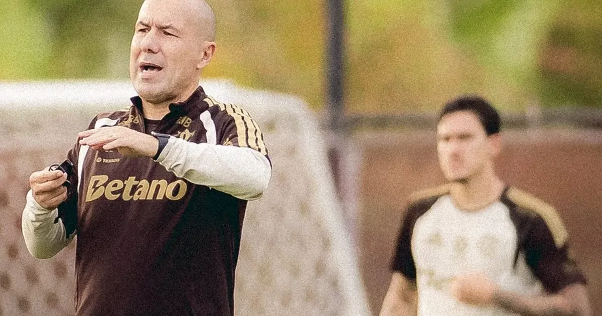 Treinador recém-anunciado conduz treino no CT Ninho do Urubu; jogadores desfocados, atmosfera rubro-negra e dinâmica do treino.