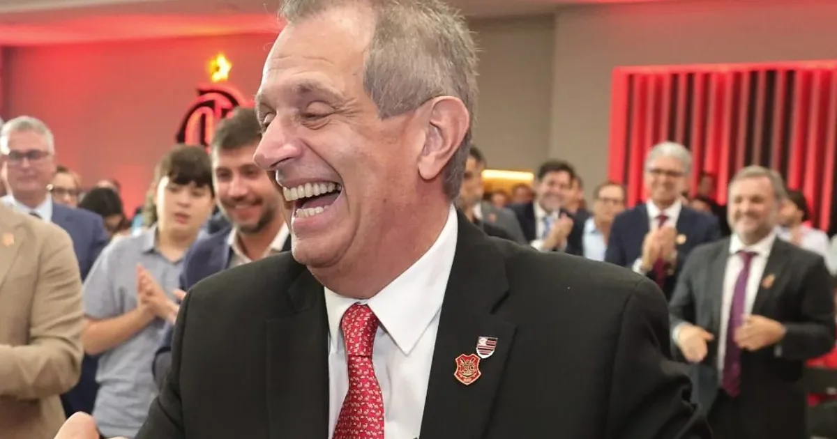 Ilustração editorial: treinador chegando ao campo à esquerda e jovem volante em ação à direita, estádio lotado, cores vermelho e verde.