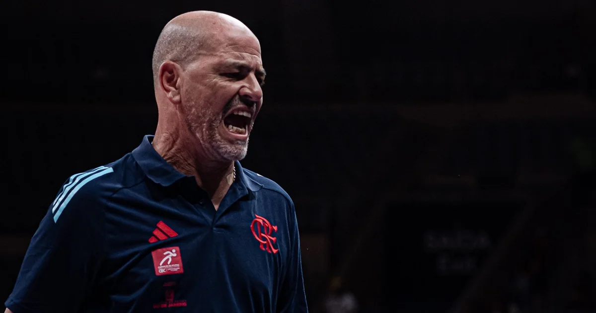 Maracanãzinho em blackout parcial: jogadores de vermelho e preto em ação, torcida tensa e placar mostrando virada 93-86.