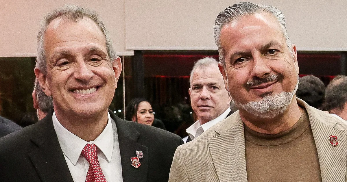 Ilustração editorial: apresentação de treinador no CT com clima tenso entre jogadores e diretor no Ninho do Urubu