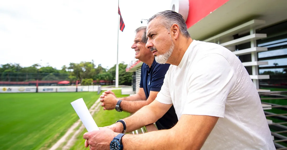 Ilustração editorial: apresentação do novo treinador do Flamengo no CT, jogadores tensos com braços cruzados, clima de revolta, cores vermelho e preto
