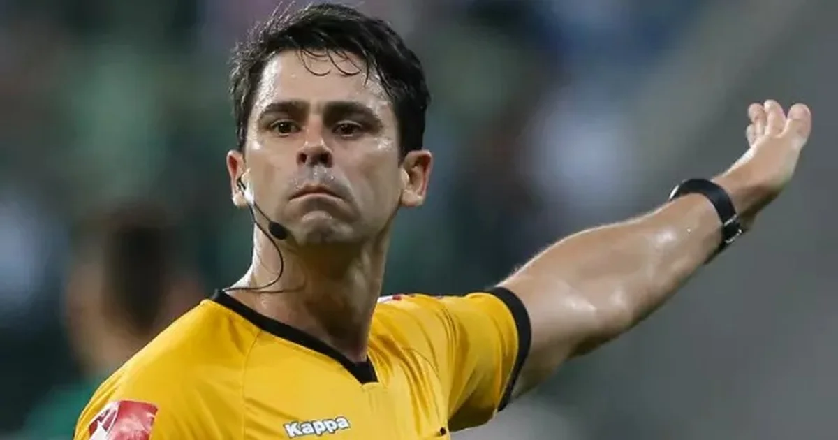 Ilustração editorial do Maracanã à noite, árbitro de costas com apito, torcida rubro-negra em movimento; foco na arbitragem do Flamengo.