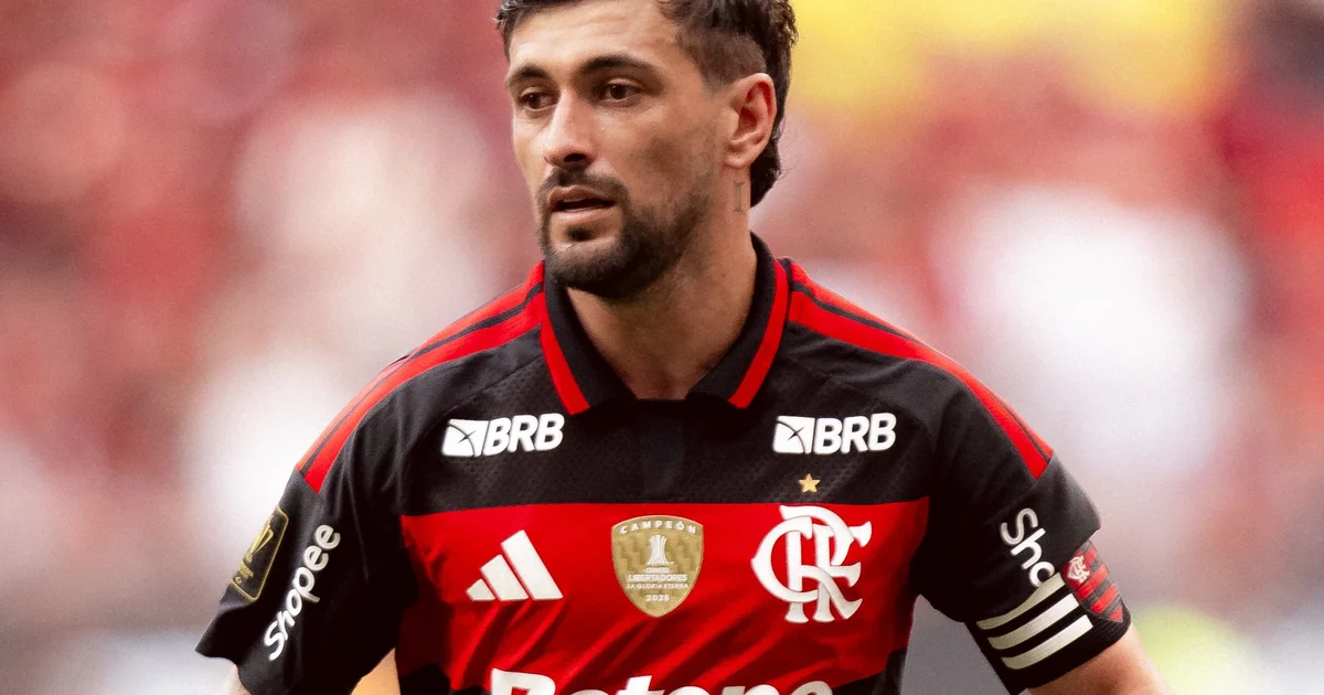 Ilustração editorial: capitão anônimo no gramado antes da Recopa, clima tenso, jogadores em aquecimento e torcida em silhueta; foco em preparo físico.