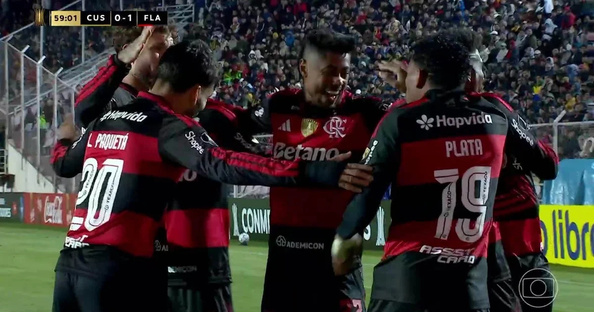 Ilustração editorial: time em vermelho e preto comemora vitória por 2 a 0 em estádio andino a 3.350 m na Libertadores, torcida e montanhas.