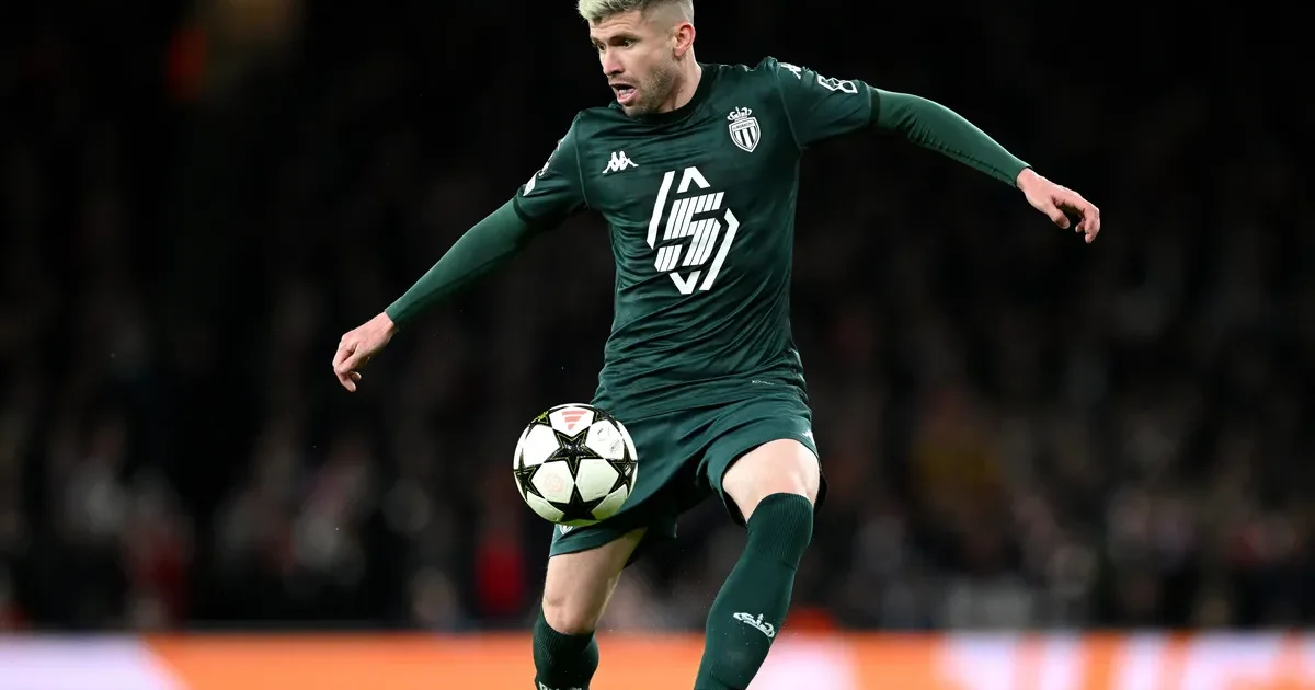 Ilustração editorial: estádio em tons vermelho e preto, lateral-esquerdo anônimo em ação e cena que remete à negociação do Flamengo