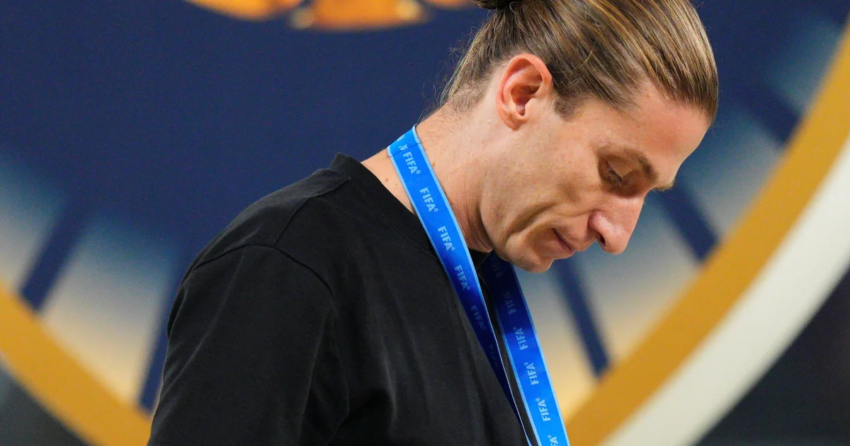 Flamengo Sub-12 comemora virada 2 a 1 em Madri no Mundial Sub-12, jovens jogadores em campo e torcida vibrando