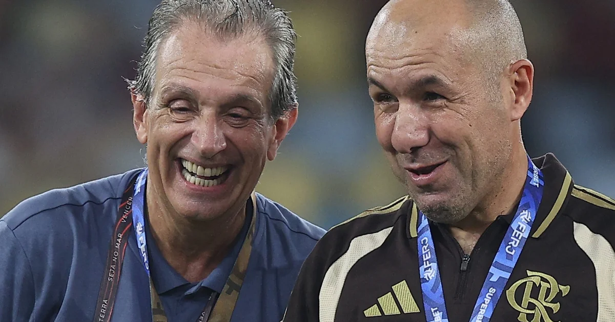 Ilustração editorial: estádio do Flamengo à noite, silhuetas de BAP e do técnico Jardim, celular com grupo de WhatsApp e quadro tático.