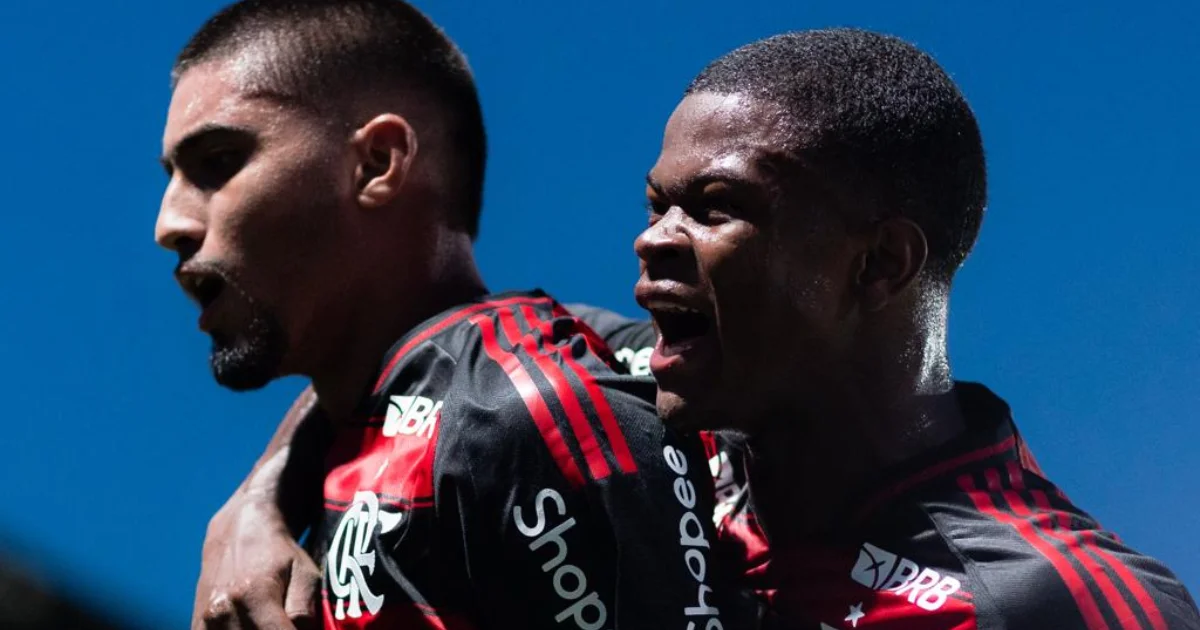 Estádio e jovens da base em silhueta, moedas e gráfico ascendente simbolizando faturamento da base do Flamengo (Ninho do Urubu).