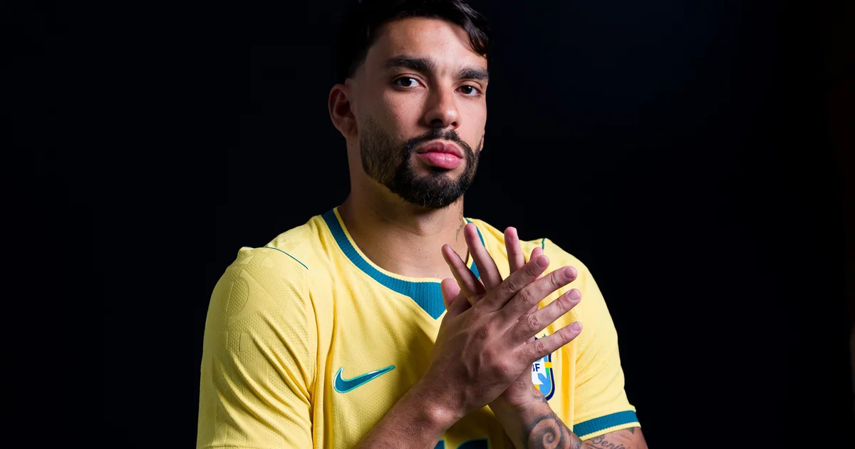 Ilustração editorial: jogadores sem rostos em uniformes rubro-negros celebram nove convocados para a Copa do Mundo 2026.
