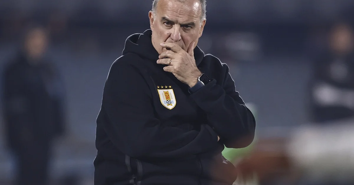 Ilustração editorial de dois jogadores uruguaios titulares do Flamengo em ação num estádio lotado, clima tenso e tático.