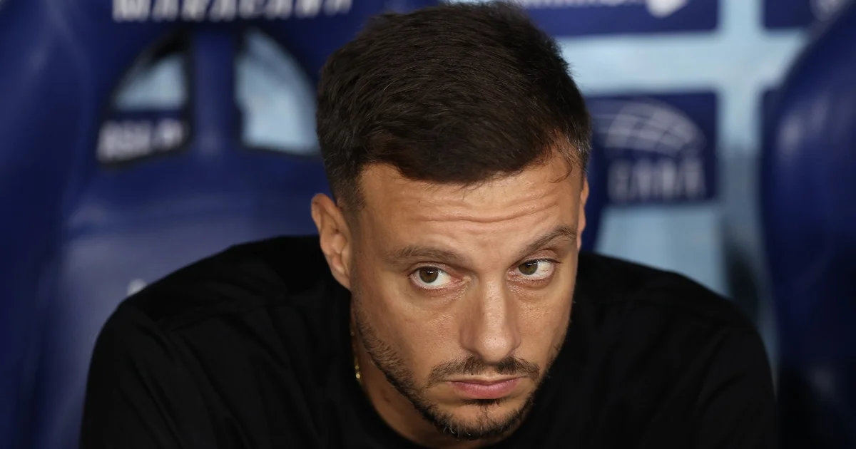 Ilustração do Nilton Santos: dois reforços do Botafogo prontos para estreia contra o Flamengo, torcida vibrante e clima de tensão