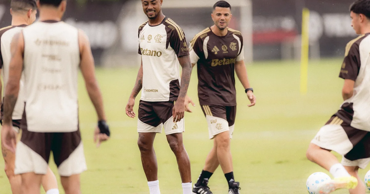 Ilustração editorial de atacante liberado correndo em estádio lotado, cores rubro-negras, atmosfera de retorno e superação