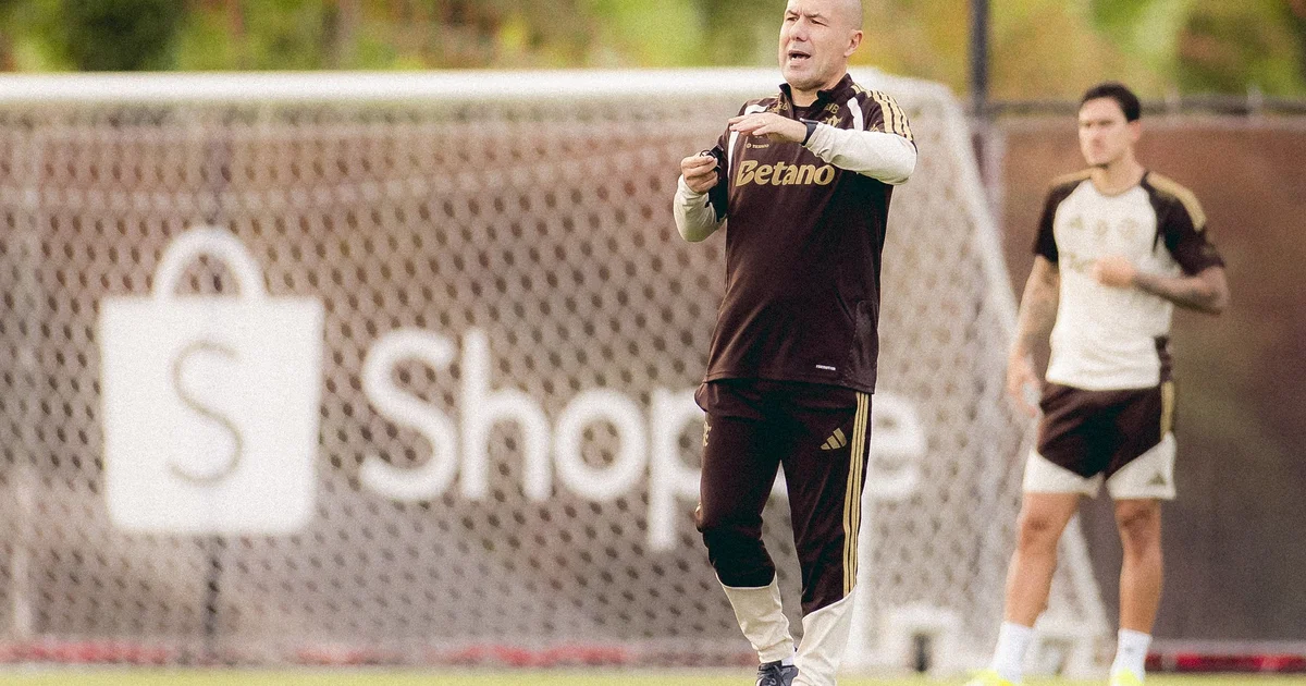 Ilustração editorial: estádio à noite com atacante silhueta, dossiê de transferências e dirigentes em sombra, cores vermelho e preto.