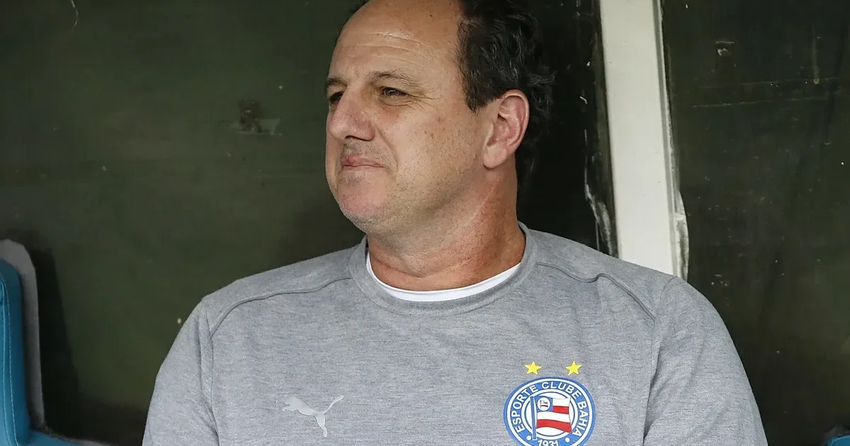 Estádio ao pôr do sol, atacante em silhueta, três torcidas coloridas, etiqueta '$10M+' e clima de negociação (Flamengo, Athletico).