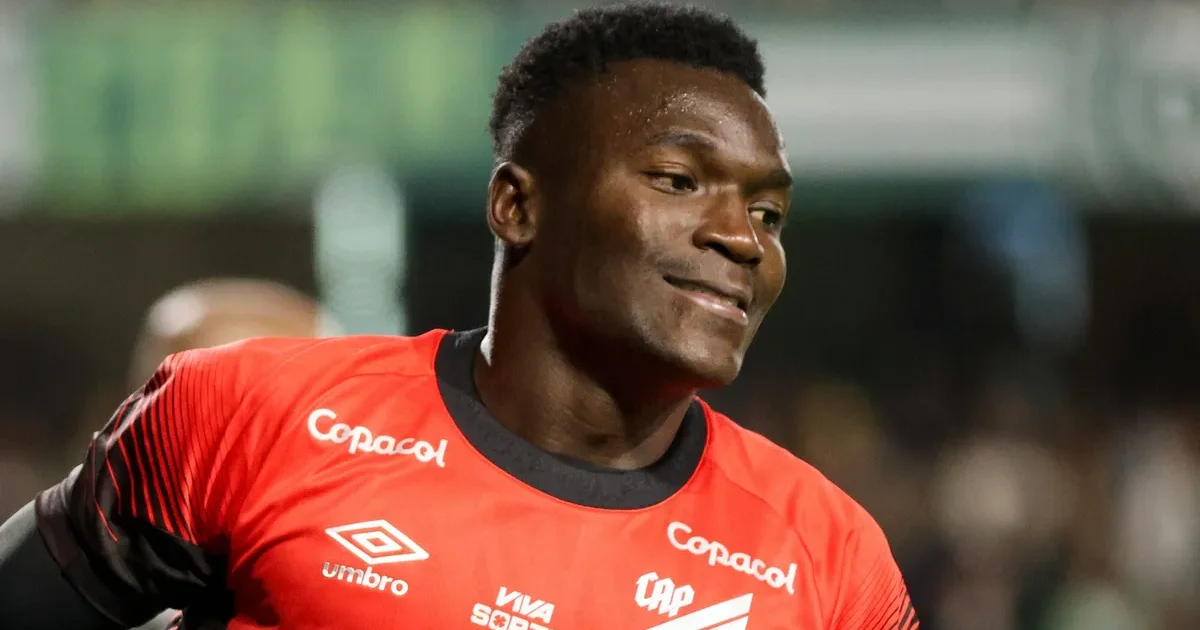 Negociação de transferência: centroavante alvo do Flamengo, contrato e valor de US$ 10 milhões no estádio.