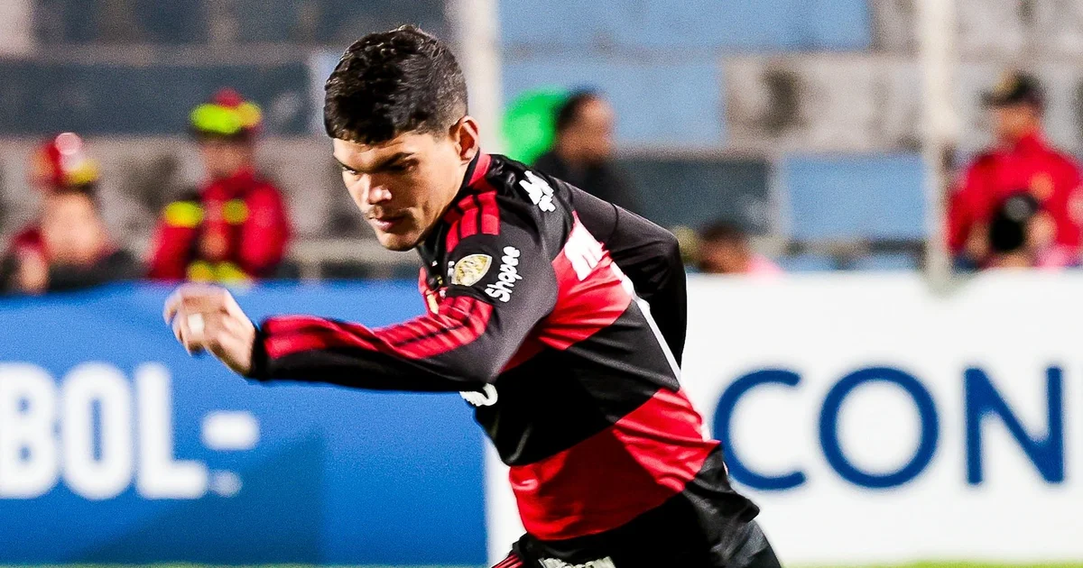 Ilustração editorial: estádio ao entardecer, lateral-esquerdo genérico em ação, olheiros e médico na lateral; Flamengo busca reforço