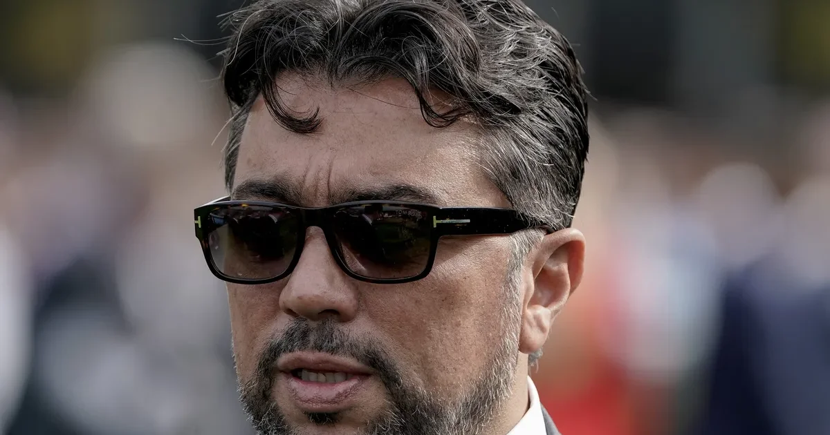 Ilustração editorial: estádio ao entardecer, executivos sem rosto, bandeiras vermelho e preto e documentos espalhados — crise na diretoria de futebol