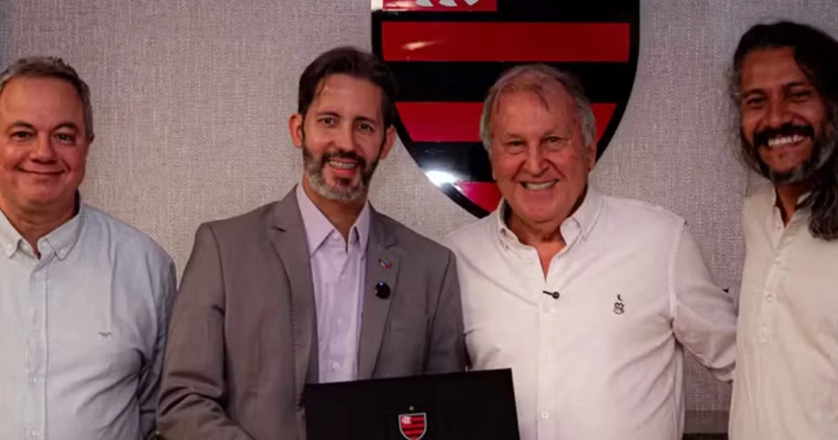 Torcida rubro-negra com faixas vermelhas e negras entrega documento a representantes, simbolizando pedido de reconhecimento como patrimônio cultural.