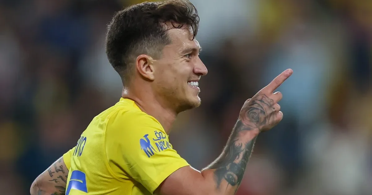 Ilustração editorial de estádio com atacante em destaque, torcida em vermelho e preto do Flamengo, clima de vitória e busca por reforços.