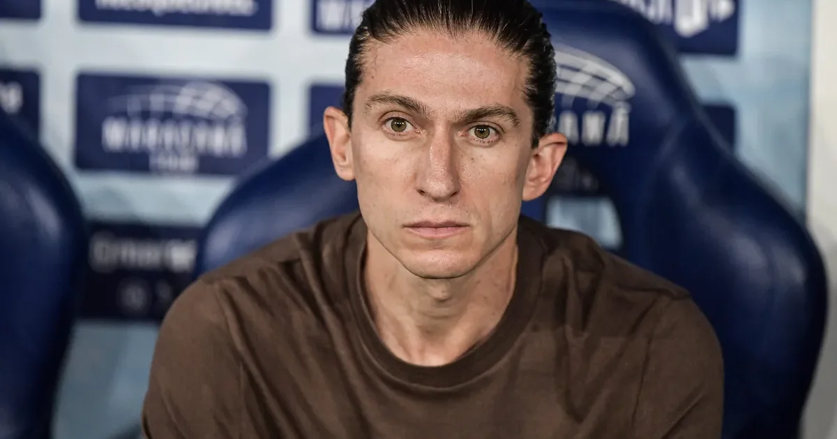 Ilustração editorial do Maracanã à noite, torcida vibrante e jogadores sem rostos em ação; Flamengo busca virada na Recopa.