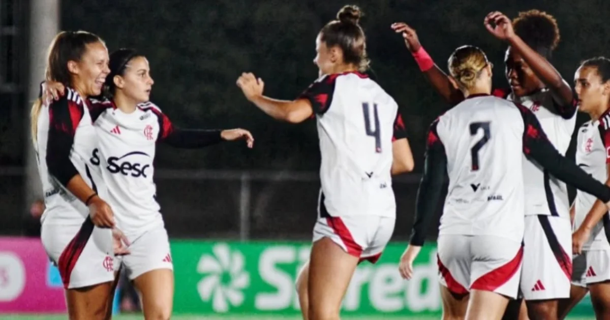 Ilustração editorial: Flamengo feminino em ação no Estádio Luso Brasileiro à noite, jogadoras em vermelho e preto, torcida e iluminação do estádio.