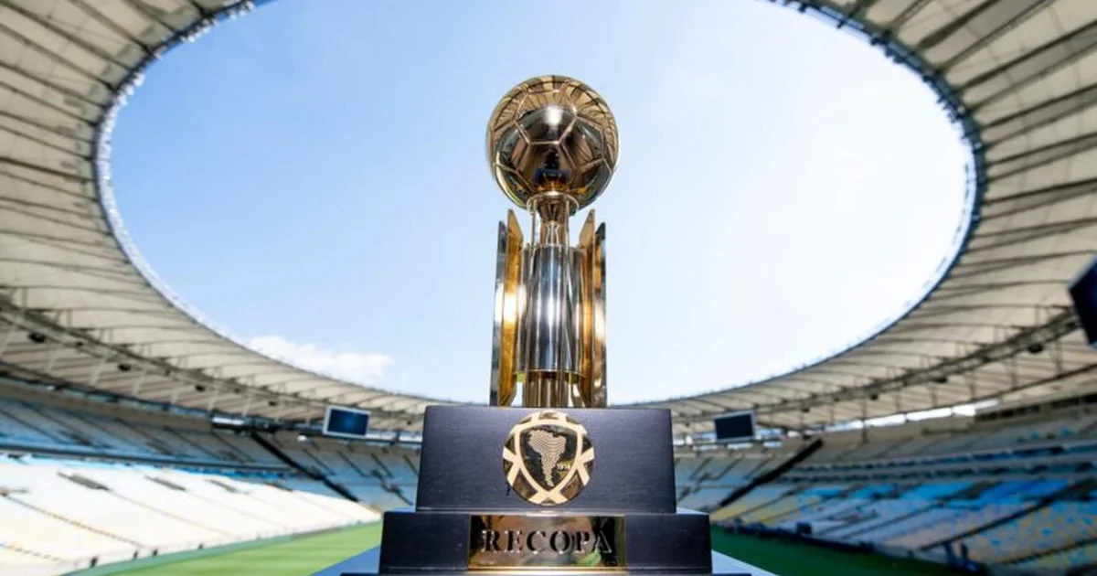 Ilustração do Maracanã à noite: torcida rubro-negra, jogadores anônimos em lance decisivo, placar 0-1 e clima de virada na Recopa