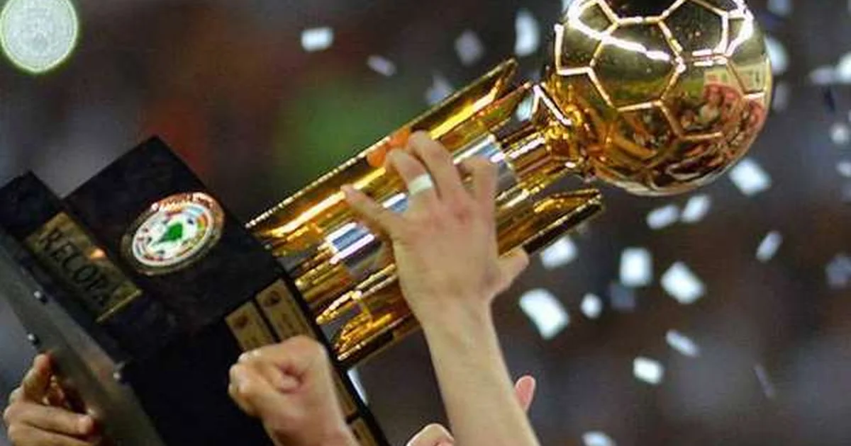 Ilustração do Maracanã à noite: jogadores em vermelho e preto tentando virada na Recopa, torcida vibrando nas arquibancadas.