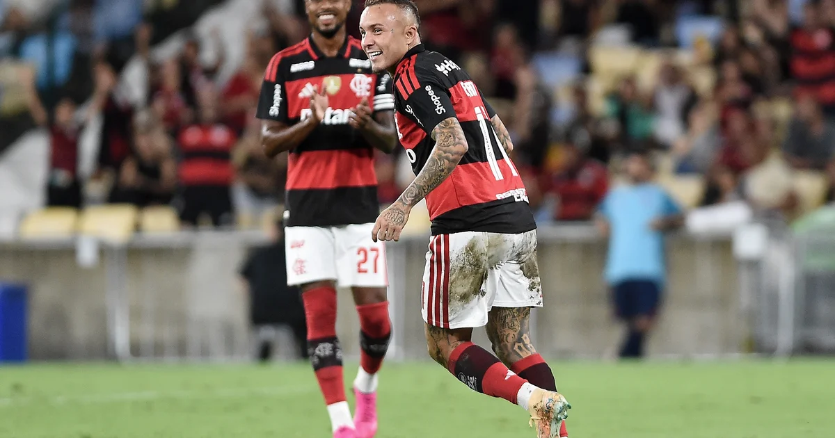 Ilustração editorial: jogo no Maracanã, Flamengo em vermelho e preto ataca buscando vantagem de dois gols pela Recopa, torcida vibrante