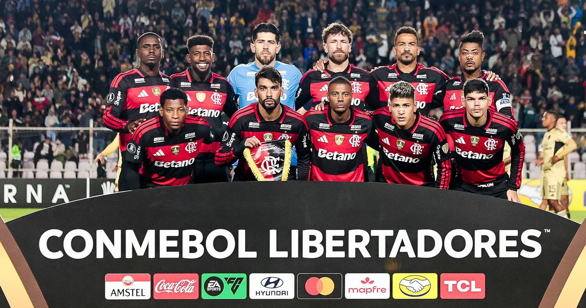 Ilustração editorial de jogo da Libertadores à noite: jogadores em ação, bola no ar, torcida vermelha e preta animada no estádio.