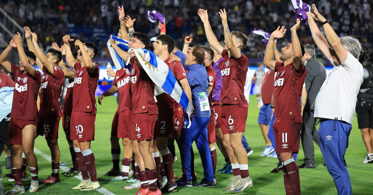 Ilustração do Maracanã lotado à noite, jogo tenso da Recopa com torcida rubro-negra e granate em destaque