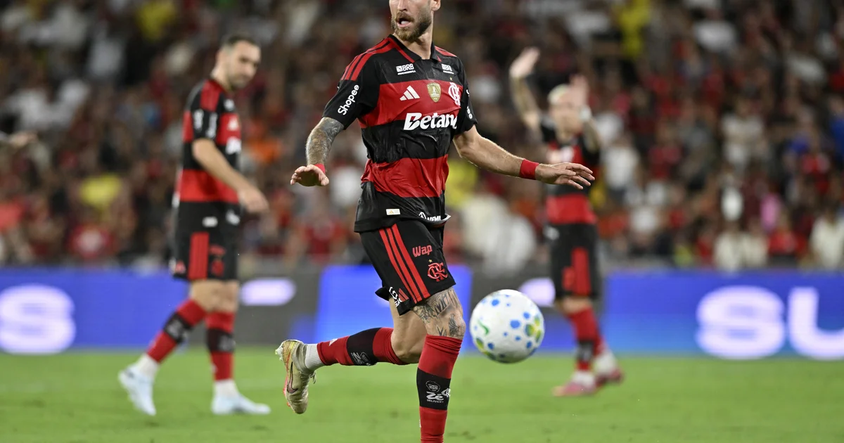 Flamengo em vermelho recebe cartão amarelo em estádio lotado; treinador apreensivo, tensão no Campeonato Brasileiro
