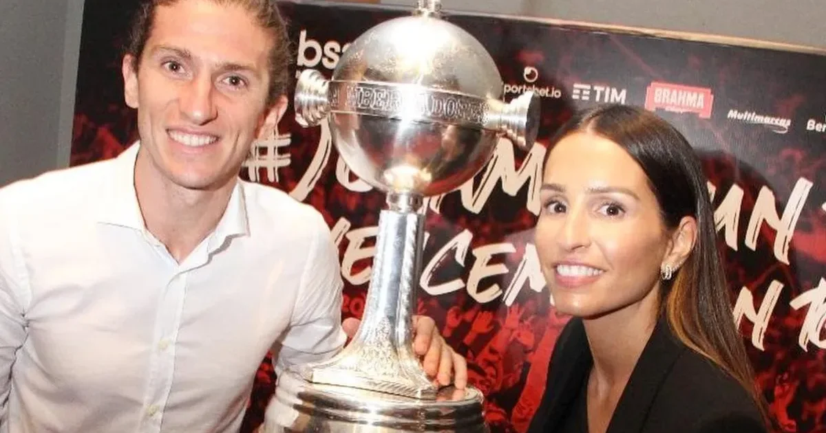 Ilustração editorial de estádio do Flamengo com treinador demitido, figura saindo, chegada de novo técnico e imprensa em cena