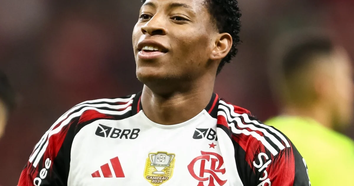 Ilustração editorial de estádio brasileiro: jogador no banco punido, comissão técnica apontando, clima disciplinar e tenso, cores vermelho e preto.