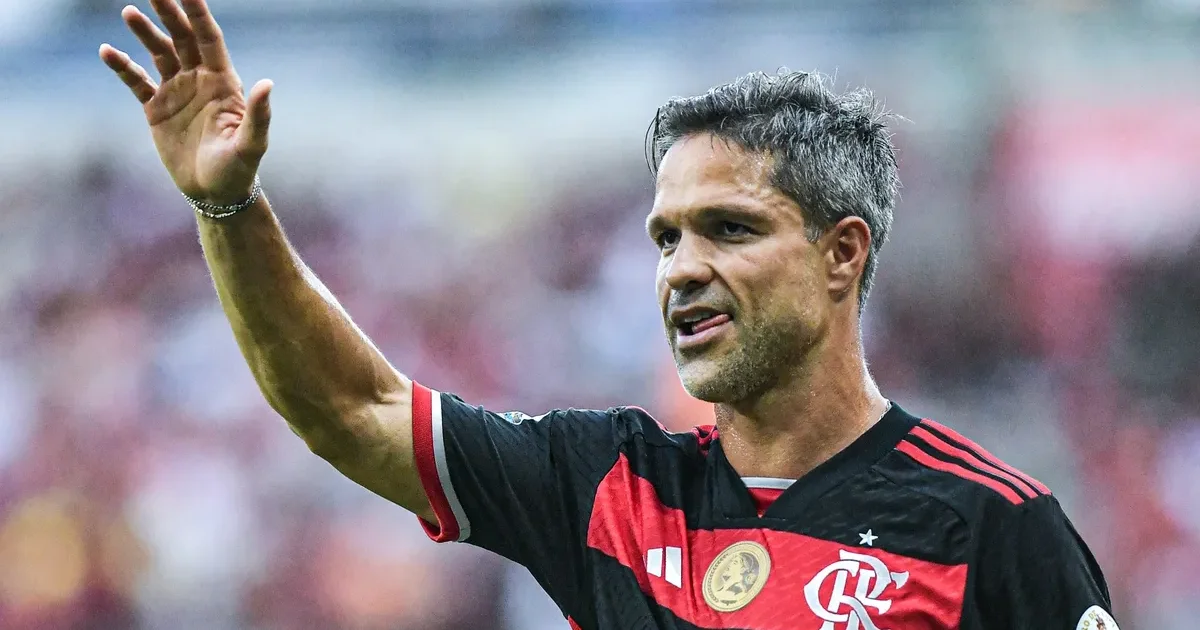 Ilustração editorial de estádio ao entardecer: torcida em vermelho e preto, técnico em silhueta na beira do campo, clima de expectativa.