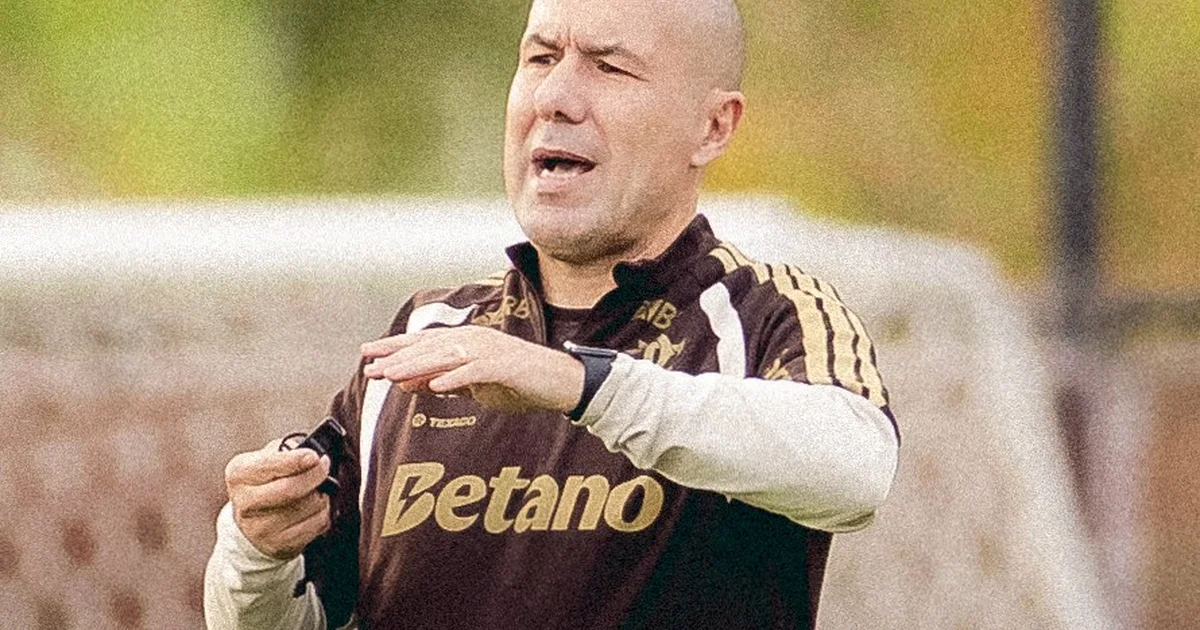 Treinador observa treino do Flamengo ao entardecer; jogadores em vermelhos e pretos, setas táticas e símbolos de mercado.