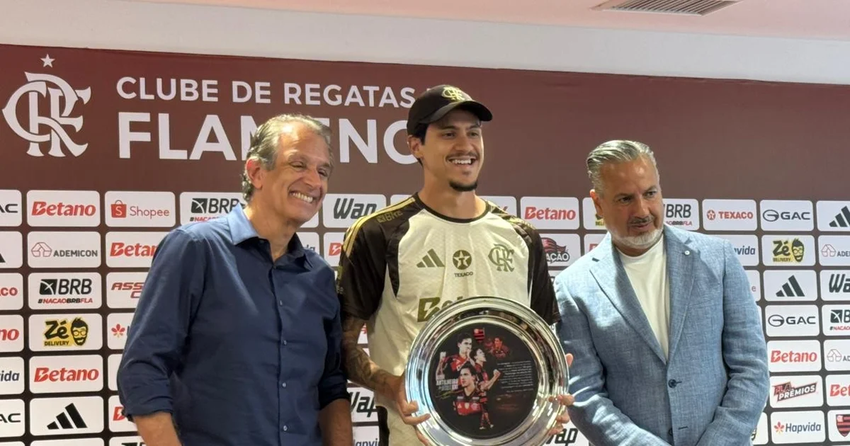 Homenagem a atacante do Flamengo por 163 gols: cerimônia no CT com placa dourada, aplausos e clima de celebração pelo Brasileirão.
