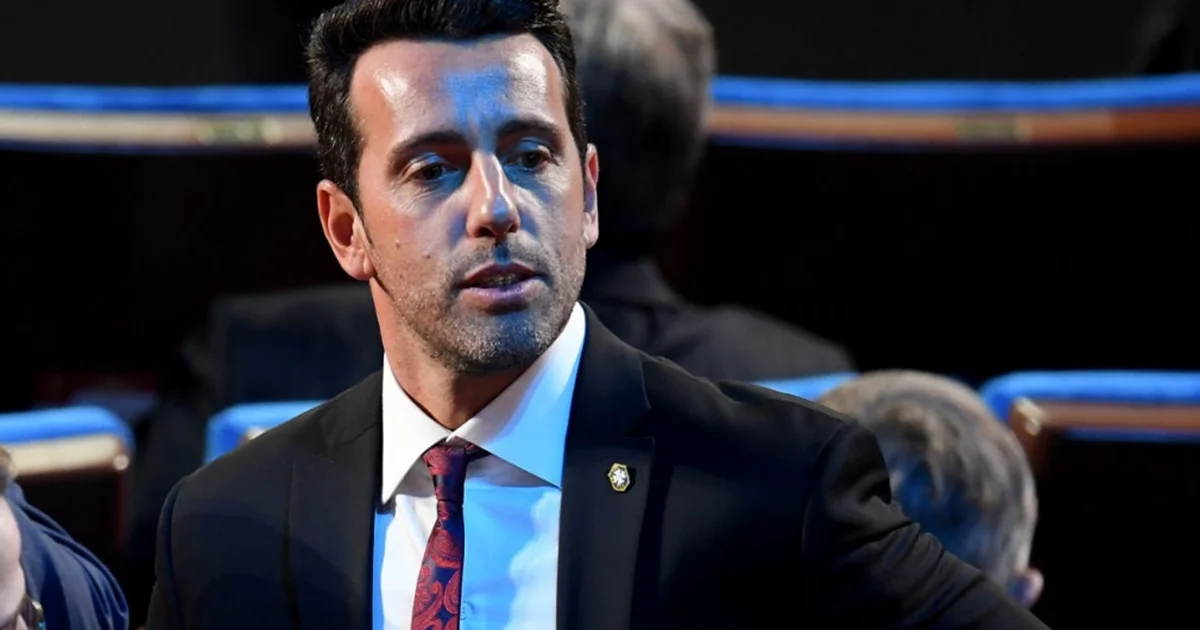 Executivo de terno caminhando do escritório para estádio iluminado ao entardecer, simbolizando prioridade e negociação do Flamengo.