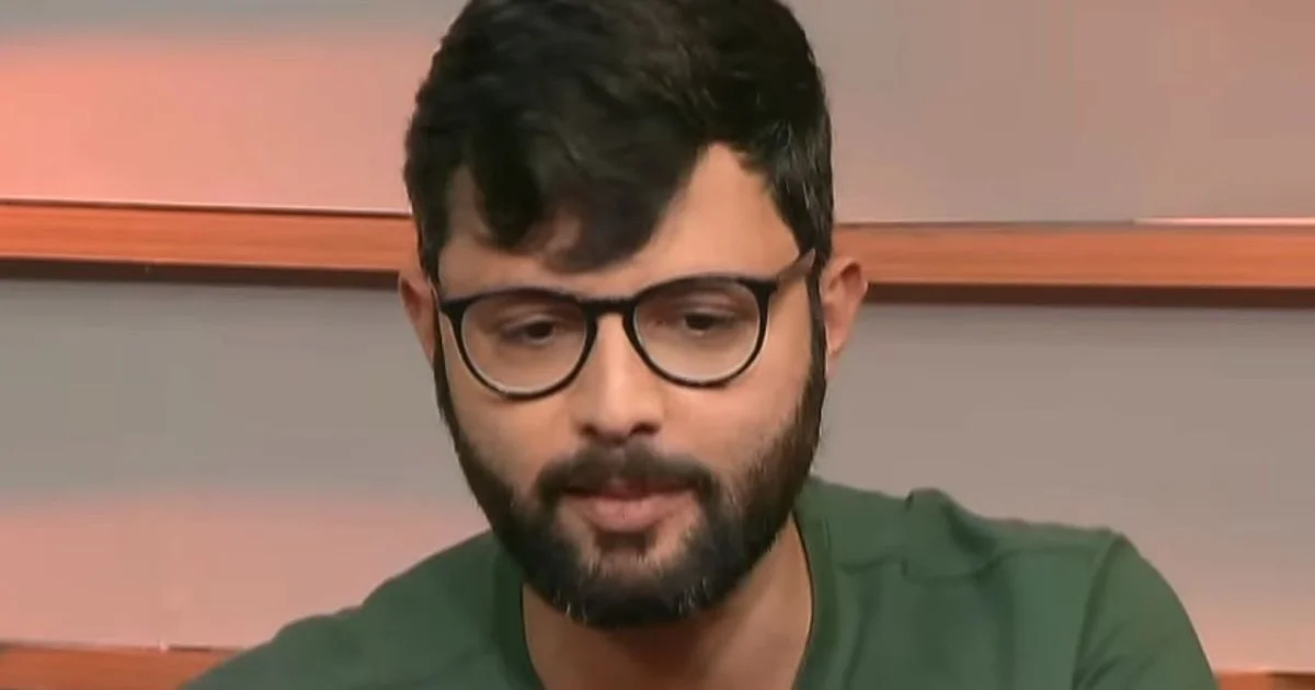 Documento cortado com assinatura parcial sobre estádio, jornalistas em silhueta e balança da justiça ao fundo