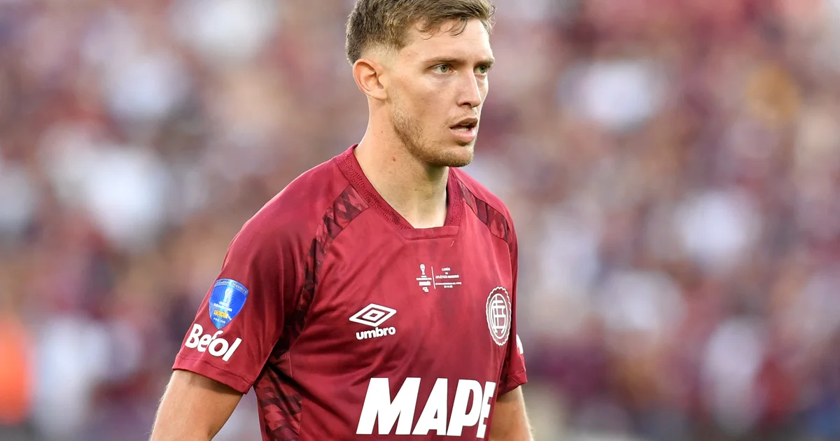 Atacante sobe para cabeceio que supera a defesa do Flamengo, estádio iluminado, torcida e táctica em destaque